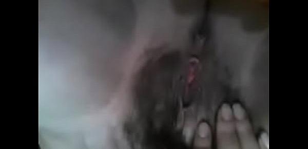 ale tocando y enseñando su panocha